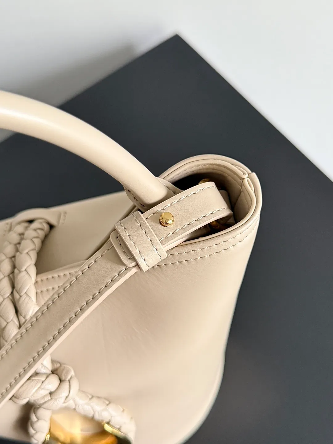 Batch 1620 BOTTEGA VENETA 2025 new women's LIBERTA small bucket bag The wind of "freedom" is still blowing towards summer🫧Unique bag shape and large enough capacity. This kind of small bag has always been very popular in summer. It can easily store essential items such as sunscreen and mini 5-fold umbrella when carrying it when going out. It uses braided knots and horseshoe buckle shapes. The metal ring is used for opening and closing, and the classic weaving is only used as an embellishment here, giving way to the simplicity of all-leather. It is a true combination of innovation and classics. It is also equipped with a detachable long shoulder strap. Friends who don’t like to carry it on the shoulder can only buy this bag and have more choices. Style number: 815244 Size: 22*18*15cm